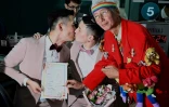 Les premiers couples homosexuels officiellement mariés s'embrassent, à Taipei, le 24 mai 2019
