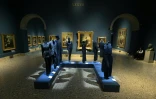 Des créations du styliste italien décédé Giorgio Armani lors de l'avant-première presse de l'exposition Giorgio Armani marquant le 50e anniversaire de la maison de couture, à la Pinacothèque de Brera à Milan, le 23 septembre 2025