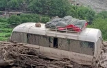Photo publiée le 22 juillet 2025 par le gouvernement du Gilgit-Baltistan d'une camionnette de passagers coincée dans un zone touchée par un glissement de terrain à Babusar,au Pakistan
