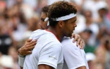 Le Français Jo-Wilfried Tsonga (g) lors de son élimination par l'Espagnol Rafael Nadal avant lesl 8e de finale de Wimbledon le 6 juillet 2019