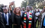 Une femme prend un selfie avec le président zimbabwéen Emmerson Mnangagwa, peu après l'annonce de sa réelection, le 3 août 2018 à Harare.