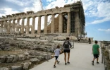 Des touristes visitent le Parthénon, le 4 juin 2021 à Athènes