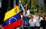 Maria Corina Machado, leader de l'opposition vénézuélienne, salue ses partisans lors d'un rassemblement à Caracas, le 28 août 2024