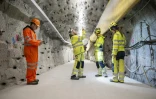 Des étudiants et doctorants de l'ETH Zurich examinent les fissures du tunnel BedrettoLab,  près de Bedretto, le 29 avril 2026 en Suisse