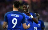 L'attaquant des Bleus Olivier Giroud, buteur contre le Cameroun, remercie son passeur Paul Pogba, le 30 mai 2016 à La Beaujoire