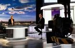 Jean Castex (D) et la journaliste Anne-Sophie Lapix sur le plateau de France 2 Ă Paris, le 11 mai 2021