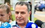 Le médecin de l'ancien président brésilien Jair Bolsonaro, Claudio Birolini, s'adresse aux journalistes devant la clinique privée DF Star de Brasilia, le 17 septembre 2025