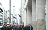 La commission d'enquête parlementaire belge visite, le 22 avril 2016, la station de métro bruxelloise Maelbeek, cible d'une attaque terroriste le 22 mars