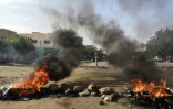 Des pneus sont brûlés par des manifestants soudanais à Khartoum dénonçant la mort de cinq lycéens tués lors d'un rassemblement dans la ville centrale d'Al-Obeid, le 29 juillet 2019