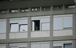 Une des fenêtres de l'appartement du pape François à l'hôpital universitaire Gemelli où il est hospitalisé pour une pneumonie, le 8 mars 2025 à Rome