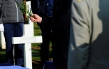 Robert Allard, petit-fils du sergent Fournier, bénit le cercueil de son grand-père à la nécropole nationale de Douaumont dans la Meuse, le 21 février 2018