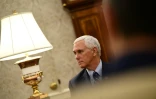 Le vie-président américain Mike Pence écoute le président américain Donald Trump à la Maison Blanche le 7 mai 2020