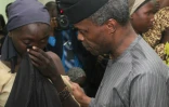 Une des 21 lycéennes de Chibok libérée essuie ses larmes en parlant au vice-président nigérian Yemi Osinbajo à Abuja le 13 octobre 2016