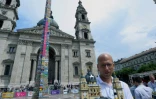 Balazs Doczy, spécialiste des méga-constructions en Lego, présente sa maquette de la basilique de Saint-Etienne, le 25 mai 2014 à Budapest en Hongrie
