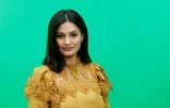 L'ancienne actrice afghane Marino Golbahari, devenue présentatrice de Bégum TV, le 12 mars 2024 dans le studio de la chaîne, à Paris