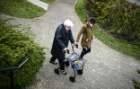 Une résidente de l'Ehpad La résidence de l'Abbaye à Saint-Maur-des-Fossés, près de Paris, se promène dans le jardin de l'établissement le 22 mars 2021