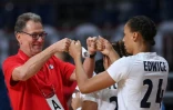 Le sélectionneur français Olivier Krumbholz (g) et la pivot Béatrice Edwige après le quart de finale de handball dames des JO de Tokyo gagné contre les Pays-Bas, le 4 août 2021 