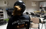 Noura, jeune Saoudienne, en t-shirt Harley Davidson, au centre de formation où elle apprend à conduire une moto, à Ryad le 3 juin 2018
