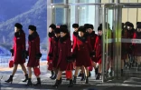 Des pom-pom girls nord-coréennes sortent de leur hôtel à Inje, au nord de Pyeongchang, le 7 février 2018