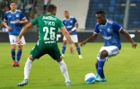 Le Strasbourgeois Youssouf Fofana (d) face au défenseur du Maccabi Haïfa Yosef Raz Meir au 2e tour retour du tour préliminaire de la Ligue Europa, le 1er août 2019 à Haïfa (Israël)