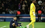 Kylian Mbappé (assis au sol) et le gardien du Stade Rennais Steve Mandanda lors de la demi-finale de la Coupe de France entre Paris et Rennes au Parc des Princes le 3 avril 2024 à Paris