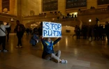 Des sympathisants de l'Ukraine manifestent contre l'invasion russe dans la gare de Grand Central à New York, le 23 mars 2022