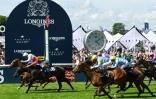 Channel monté par Pierre-Charles Boudot (en haut à gauche) franchit la ligne d'arrivée et remporte le 170e "Prix de Diane", à Chantilly dans l'Oise