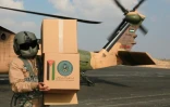 Un soldat jordanien décharge des colis d'aide humanitaire, à la frontière entre Israël et la bande de Gaza, le 4 février 2025
