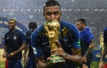 Kylian Mbappé qui savoure son triomphe avec le trophée de champion du monde à Moscou, le 15juillet 2018, a été fêté par son village natal de Bondy 
