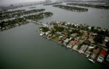 Des maisons d'un quartier de Miami sont tout au bord de l'océan, menacées par la montée des eaux en raison du réchauffement climatique.
