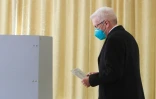 L'écololgiste Winfried Kretschmann, à la tête du Bade-Wurtemberg, dans le sud-ouest de l'Allemagne, s'apprête à voter, le 14 mars 2021 à Sigmaringen