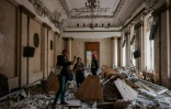 Des ingénieurs examinent un bâtiment endommagé de l'administration régionale d'État de Kharkiv, le 16 mai 2022