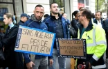 Des salariés de la compagnie aérienne Aigle Azur manifestent devant le ministère des Transports à Paris le 9 septembre 2019