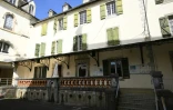 La statue de Notre-Dame de Bétharram sous le porche du collège catholique "Le Beau Rameau" à Lestelle-Betharram, le 20 juin 2026 dans les Pyrénées-Atlantiques