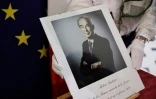 Un portrait de Robert Badinter placé au ministère de la Justice en hommage à l'ancien garde des Sceaux, le 9 février 2024 à Paris