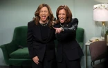 Kamala Harris (d) et l'actrice Maya Rudolph participent à l'émission "Saturday Night Live" sur la chaîne NBC, le 2 novembre 2024 à New York