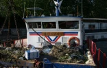 Récolte de déchets dans la Seine par le bateau dépollueur Bénélos à Levallois-Perret à la lisière de Paris, le 8 juin 2023
