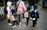 Sur cette photo d'illustration prise le 1er septembre 2020, des enfants portant des cartables arrivent à l'école élémentaire Clément Falcucci à Toulouse, le premier jour de la rentrée scolaire sur fond de résurgence de l'épidémie de Covid-19