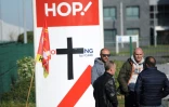 Une croix noire a été peinte sur le logo de Hop! à l'entrée de l'aéroport de Morlaix, dans l'ouest de la France, le 7 avril 2017