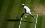 L'Australien Nick Kyrgios fait un coup entre les jambes face au Serbe Novak Djokovic, en finale de Wimbledon, le 10 juillet 2022