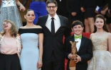 L'actrice française Clara Poincaré (à gauche), Marion Cotillard, le réalisateur Mark Osborne, l'acteur Riley Osborne et l'actrice Mackenzie Foy (à droite) pose pour le visionnage du film "Le Petit Prince" à Cannes le 22 mai 2015