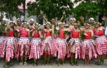 Des étudiants accueillent les dirigeants participant à la conférence préparatoire Pacific Pre-COP31 à Funafuti, le 6 octobre 2026 aux Tuvalu