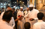 Une famille saoudienne distribue du thé gratuitement aux pèlerins à La Mecque, le 23 juin 2023