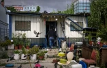 Carlos, jardinier municipal, entre dans le container où il vit depuis cinq ans, le 5 mai 2025 à Lisbonne, au Portugal