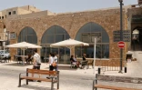 La façade du restaurant de fruits de mer "Uri Buri" dans la vieille ville d'Acre, dans le nord d'Israël, le 2 mai 2022