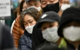 Des habitants font la queue pour acheter des masques dans un magasin à Daegu en Corée du Sud, le 25 février 2020