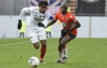 Le Brestois Jean-Kévin Duverne (g) devant le Lorientais Yoane Wissa en Coupe de France, le 5 janvier 2020 à Lorient