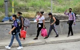 Des migrants traversent le pont de Matamoros-Brownsville après avoir obtenu un rendez-vous auprès des services de l'immigration américains afin d'entrer légalement sur le territoire des Etats-Unis, le 12 mai 2023 à Matamoros (Nord du Mexique)