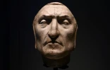 Photo d'archive prise le 23 février 2021 d'une reconstitution du masque mortuaire du poète, écrivain et philosophe italien Dante Alighieri, auteur de "La Divine Comédie".
