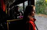 Anastassiia Jmoutska dans un bus pour rentrer chez elle malgré les embouteillages, le 13 octobre 2026 à Kiev, en Ukraine